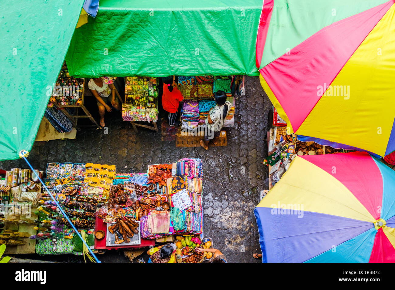 Auf der Suche nach Einheimischen in einem Markt von Ubud, Bali Stockfoto