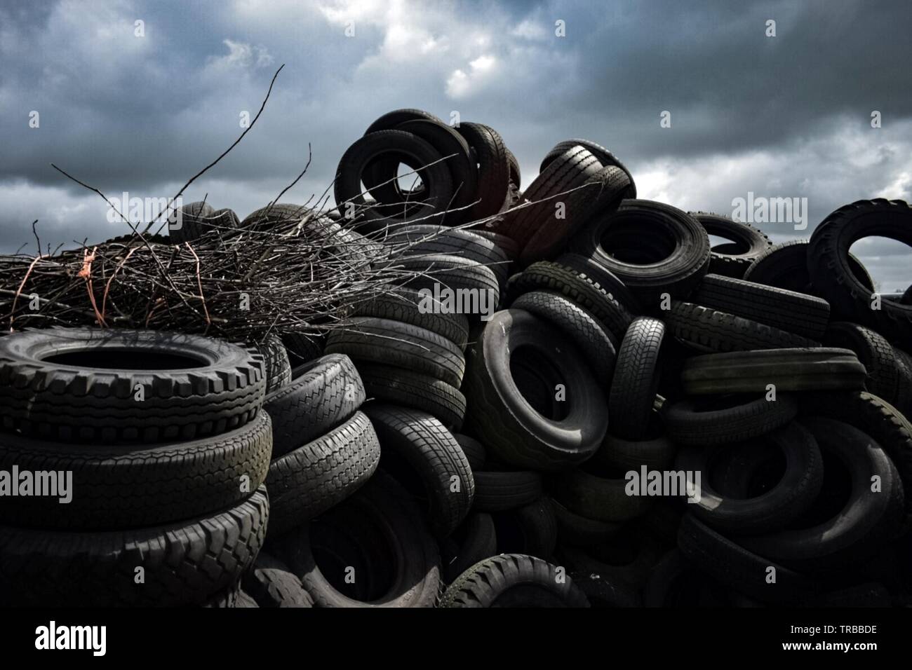 Stapel von unerwünschten Autoreifen Stockfoto