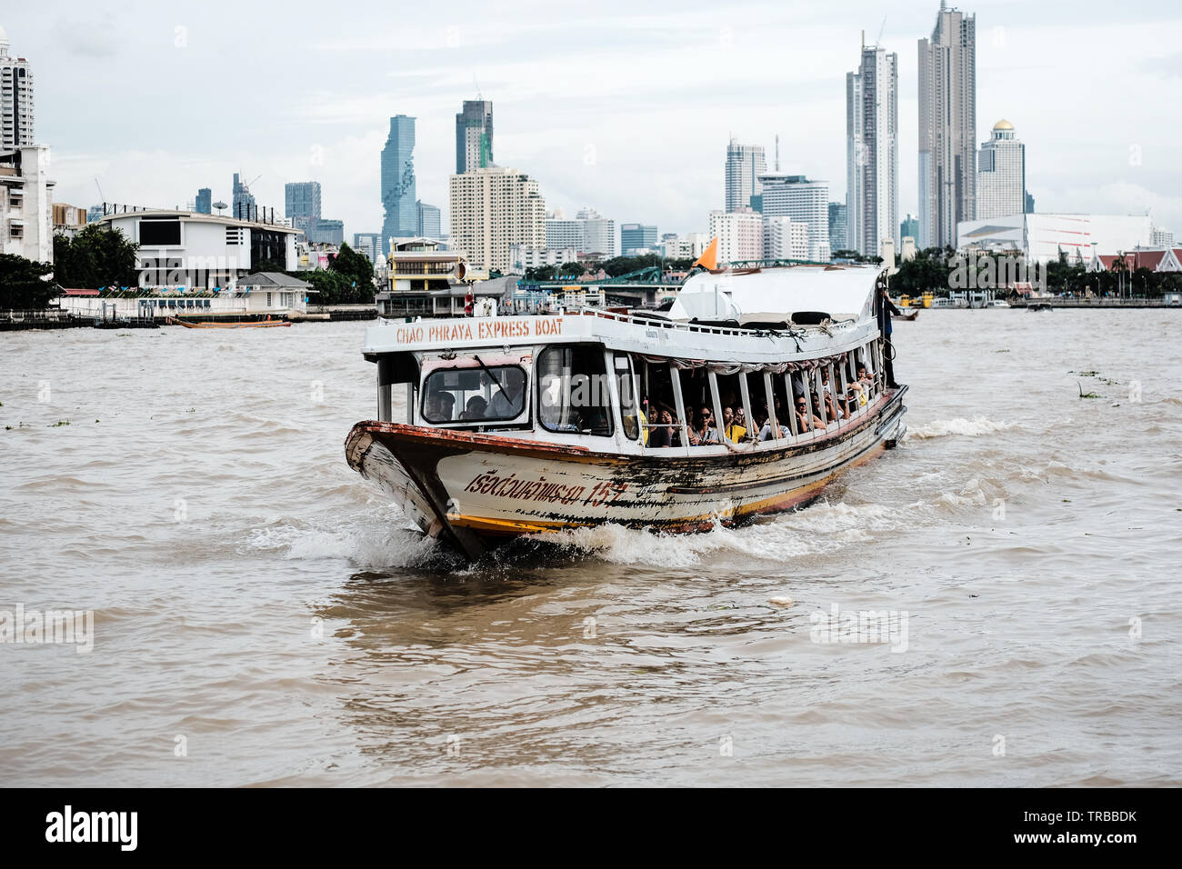 Boot auf Chao Phraya River Bangkok Thailand Stockfoto