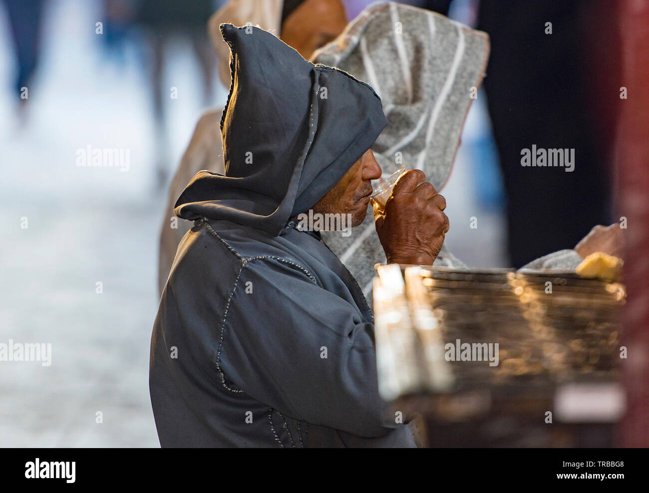 Ältere Berber oder marokkanischen Mann trinken traditionellen marokkanischen Minztee in Marokko Stockfoto