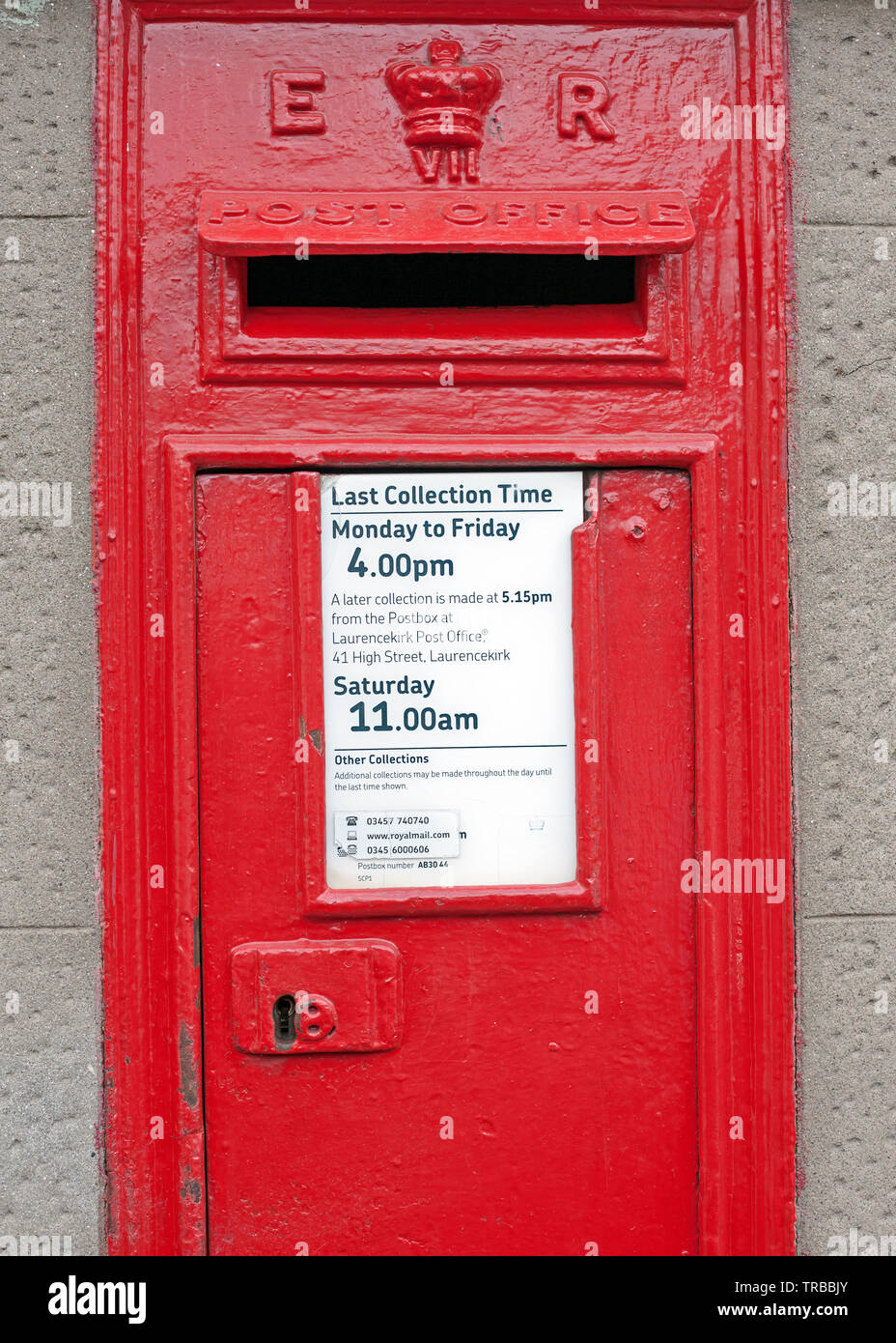 Red Royal Mail Post Box an der Wand im Fettercairn, Aberdeenshire, Schottland, Großbritannien Stockfoto