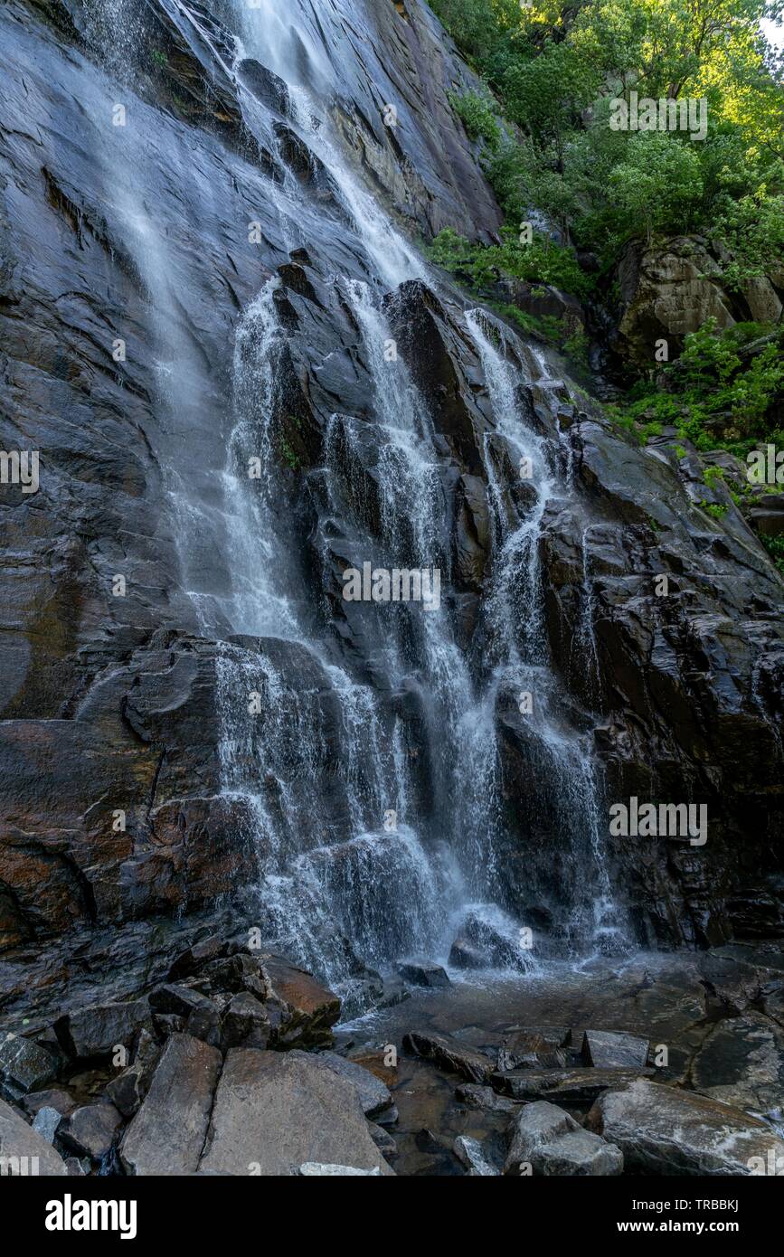 Die 404 Fuß Hickory Mutter fällt in Chimney Rock State Park in North Carolina. Stockfoto