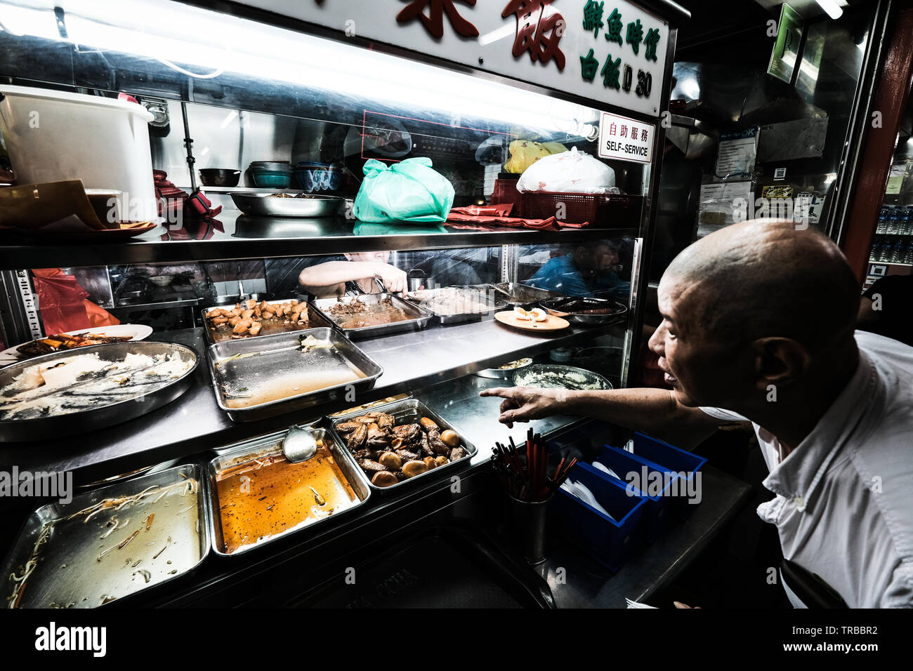 Eine Singaporian Lokale essen Bestellen in einer Hawker Markt in Chinatown, Singapur Stockfoto