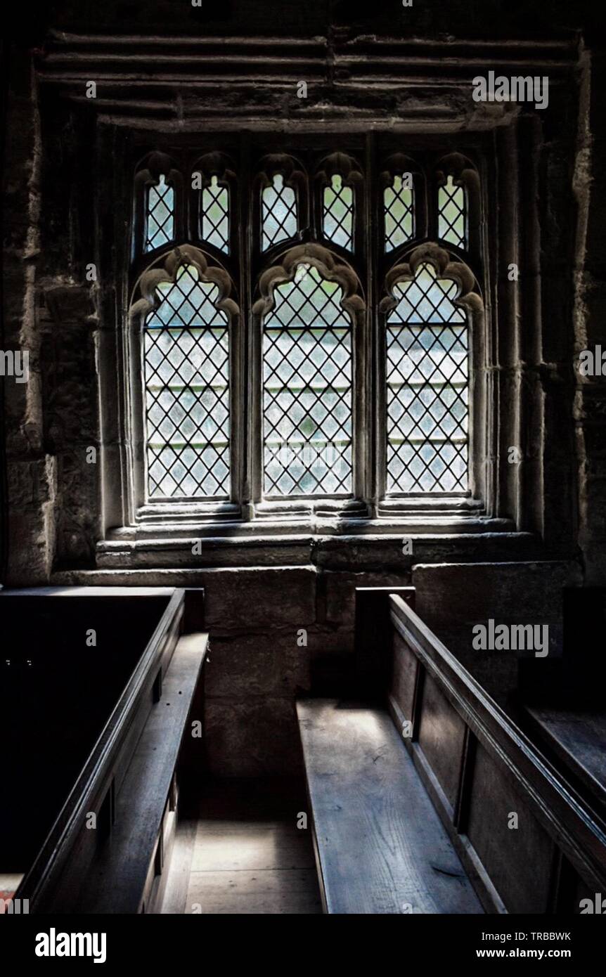 Alte Fenster in einer Kapelle Stockfoto