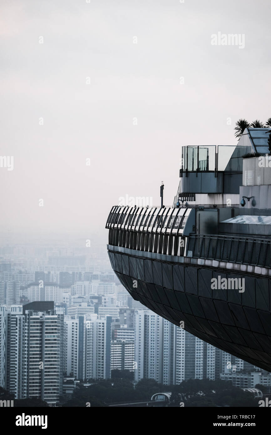 Futuristisches Bild des Marina Bay Sands Hotels vom Swimmingpool, Singapur Stockfoto