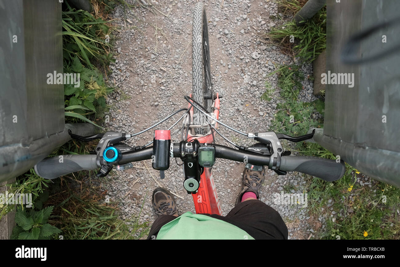 Juni 2019 - Fahrrad Lenker zu breit für eine breite Beschränkung auf einem Zyklus Stockfoto
