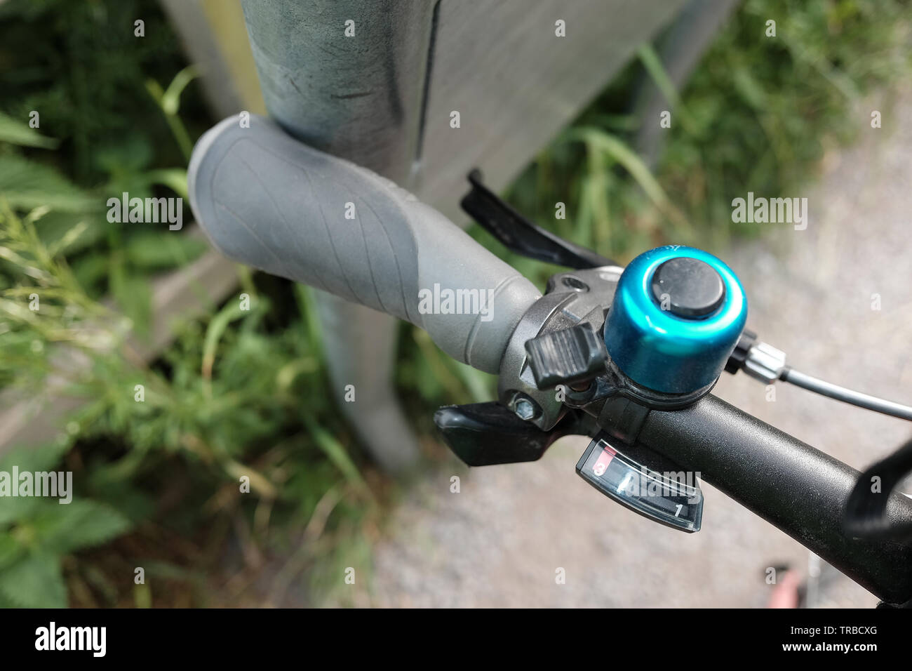 Juni 2019 - Fahrrad Lenker zu breit für eine breite Beschränkung auf einem Zyklus Stockfoto