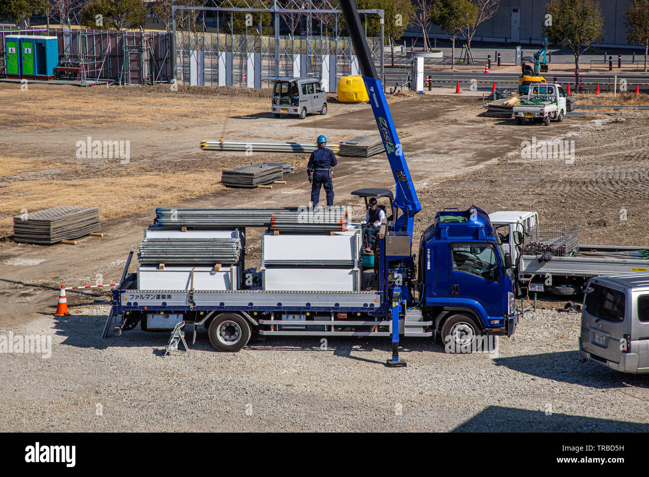 Tokyo, Japan - 23. Februar 2019 - Bauarbeiter laden Ausrüstungen auf Ihren Lkw auf Ihrer Baustelle in Tokio, Japan, am 23. Februar 2019 Stockfoto