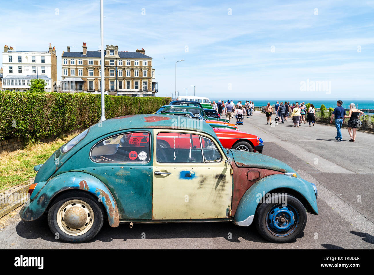 Das 38. Jahr der jährliche Schaufel und Spaten Classic Car Run von Canterbury nach Ramsgate Strandpromenade. Klassische Autos, alte und moderne, in einer Reihe geparkt entlang der Klippe direkt am Meer promanede. Menschen zu Fuß aroound Anzeigen des Autos. Stockfoto