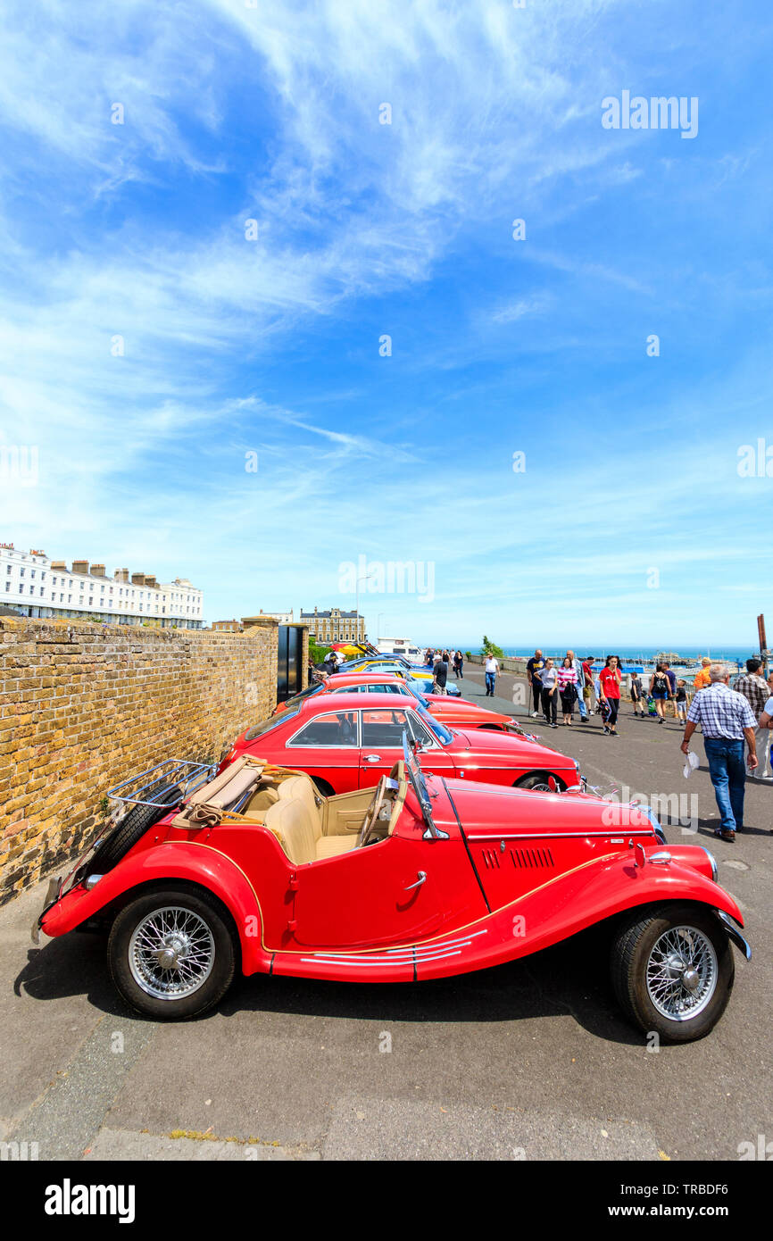 Das 38. Jahr der jährliche Schaufel und Spaten Classic Car Run von Canterbury nach Ramsgate Strandpromenade. Klassische Autos, alte und moderne, in einer Reihe geparkt entlang der Klippe direkt am Meer promanede. Menschen zu Fuß aroound Anzeigen des Autos. Stockfoto