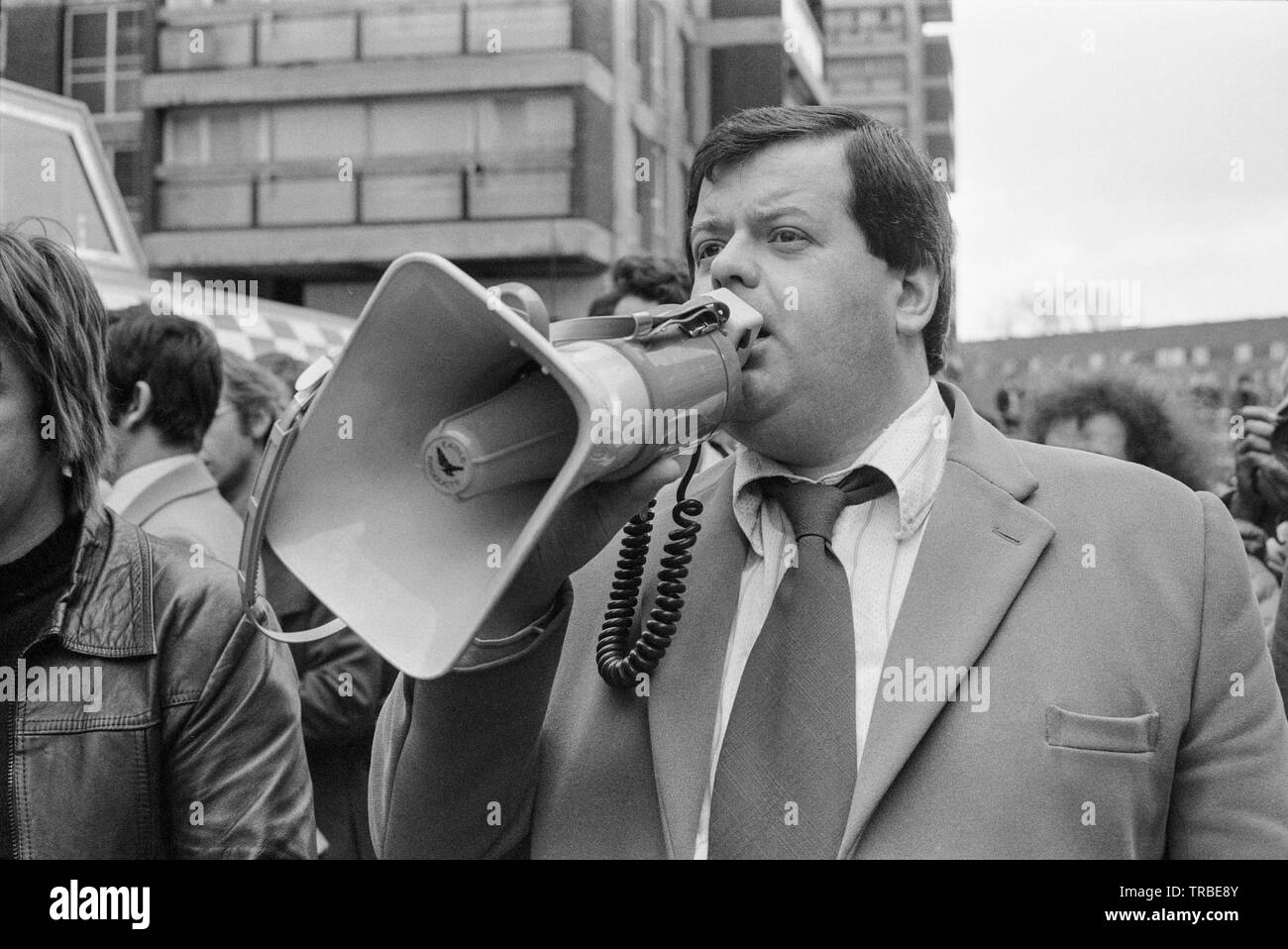 1980. Einen Marsch von der Nationalen Front, einer britischen Rechts faschistischen Partei, in Camberwell New Road, London, durch die dann Führer Martin Webster, der gesehen wird im Gespräch mit den Demonstranten durch ein Megaphon geleitet. Stockfoto