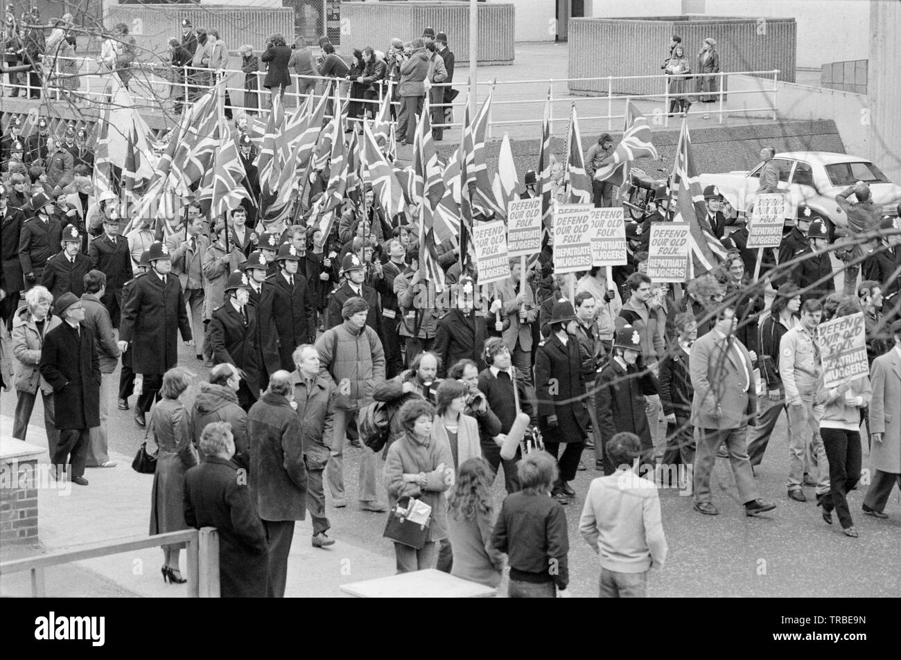 1980. Einen Marsch von der Nationalen Front, einer britischen Rechts faschistischen Partei, in Camberwell New Road, London, angeführt von seinem dann Führer Martin Webster. Banner verkünden würde unsere alten volkstümlichen efend' und 'Rückführung Muggers". Stockfoto