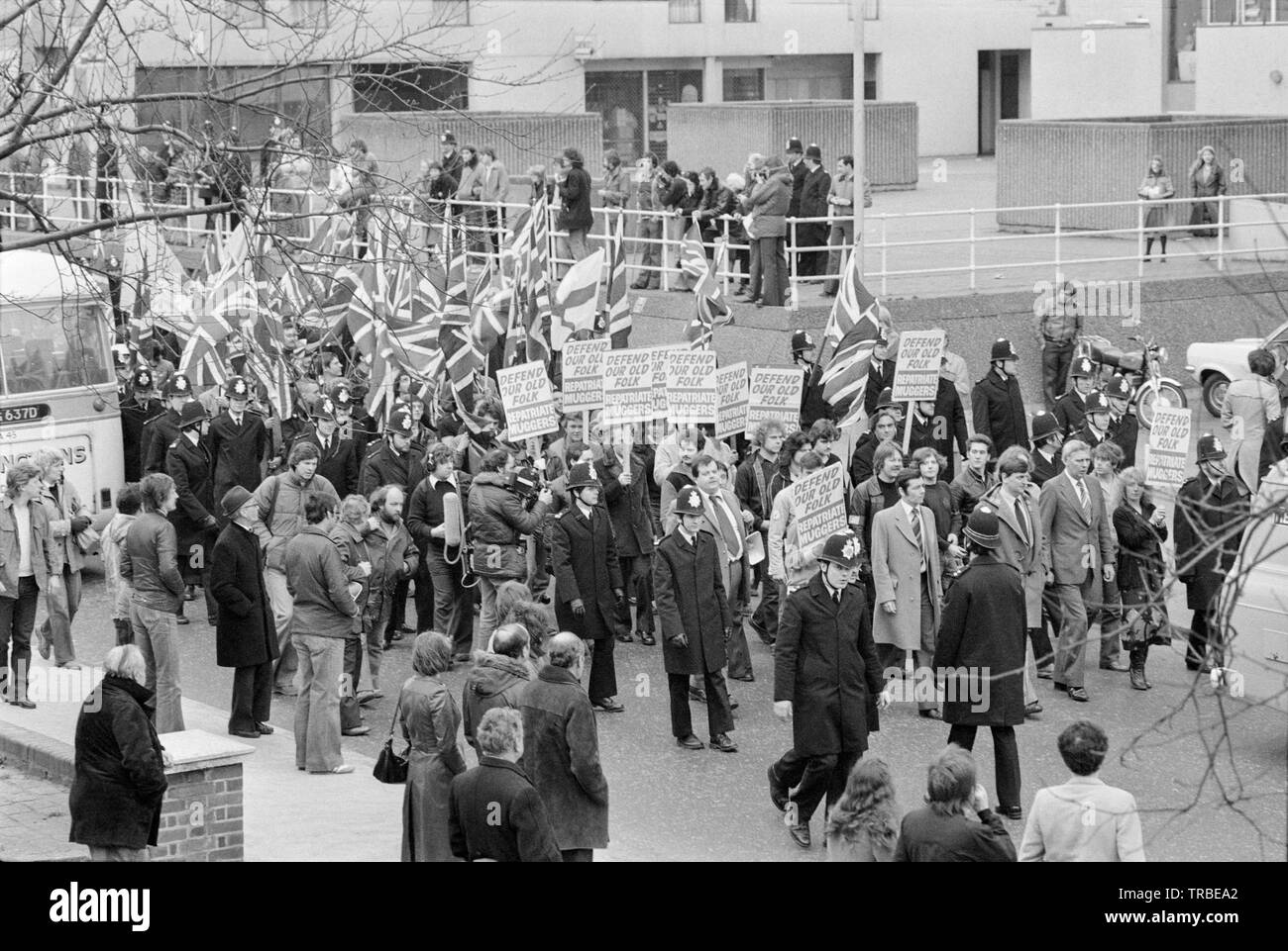 1980. Einen Marsch von der Nationalen Front, einer britischen Rechts faschistischen Partei, in Camberwell New Road, London, angeführt von seinem dann Führer Martin Webster. Banner verkünden würde unsere alten volkstümlichen efend' und 'Rückführung Muggers". Stockfoto