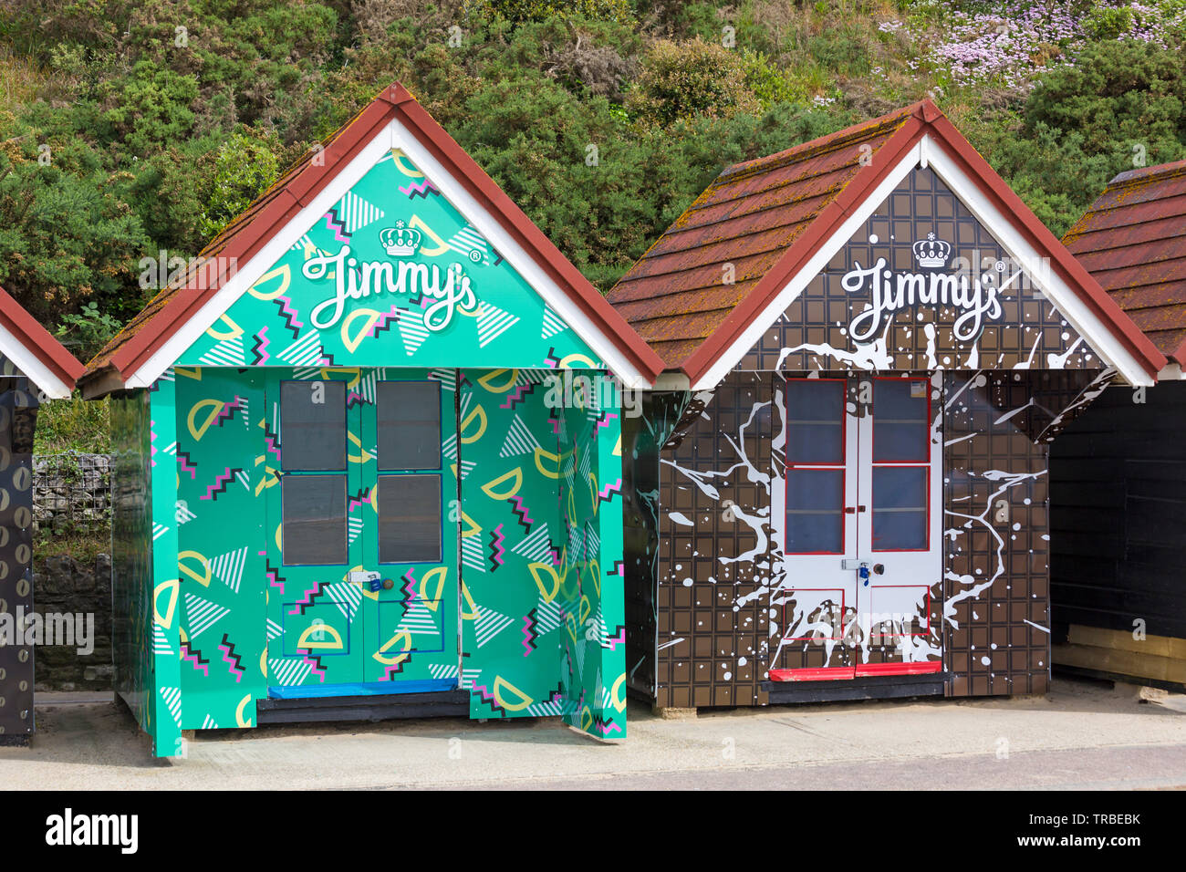 Strandhütten erhalten einen neuen Look – im Juni werden Jimmy's, Jimmy's Iced Coffee Beach Huts in Bournemouth, Dorset, Großbritannien, neu gestaltet Stockfoto