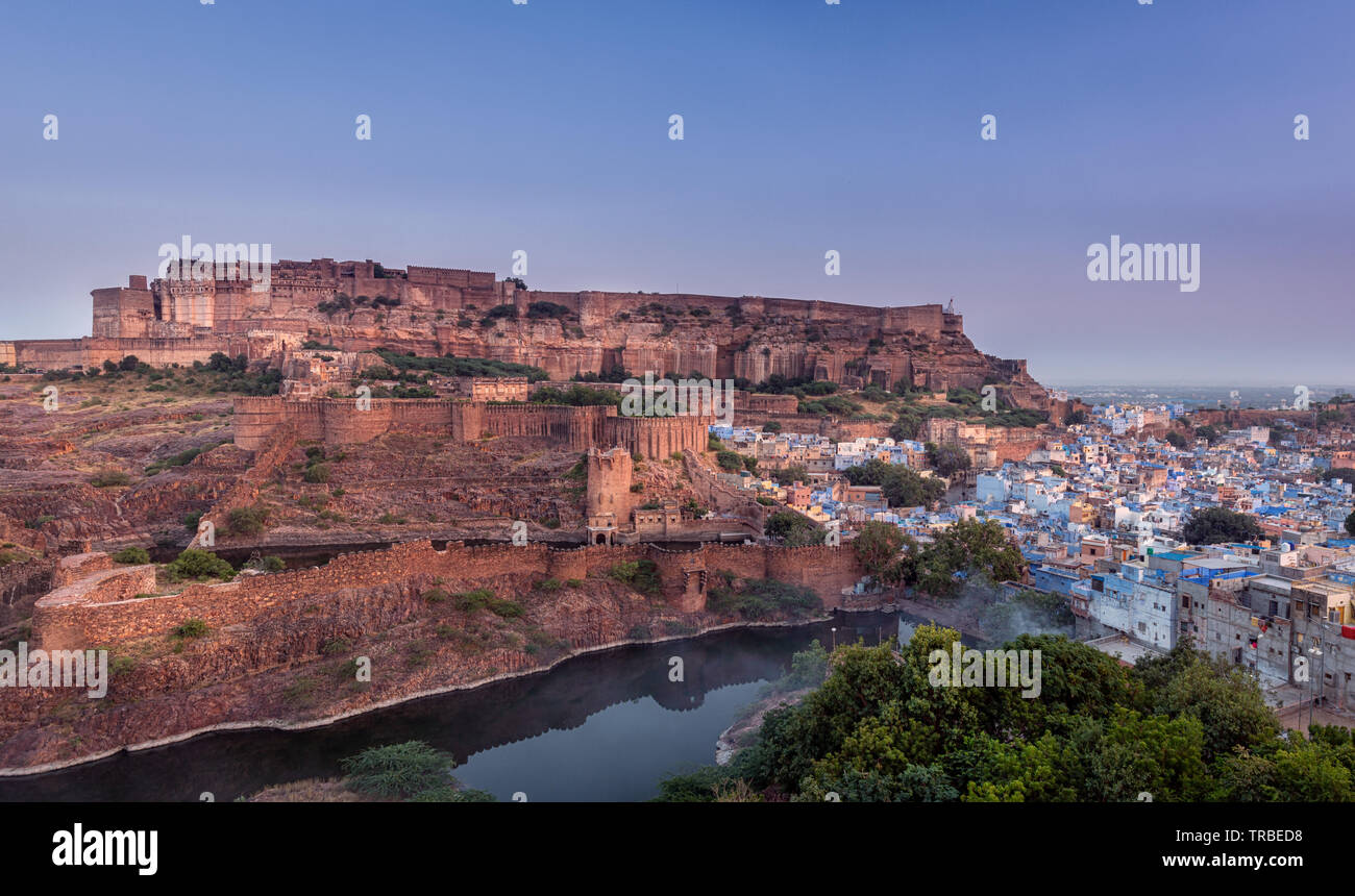 Panorama der alten Stadt Jodhpur mit Mehrangarh Fort im Hintergrund, Rajasthan Indien Stockfoto