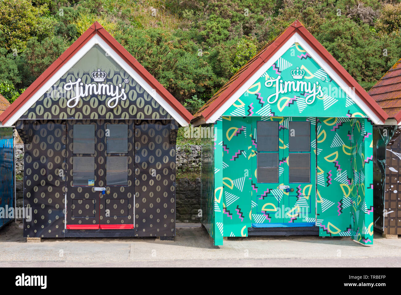 Strandhütten erhalten einen neuen Look – im Juni werden Jimmy's, Jimmy's Iced Coffee Beach Huts in Bournemouth, Dorset, Großbritannien, neu gestaltet Stockfoto