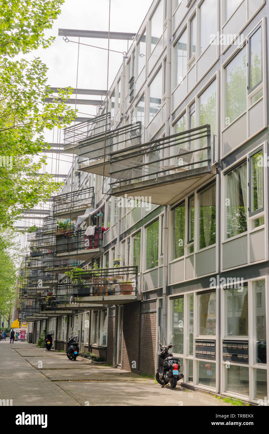 Amsterdam Oost. East Side Nachbarschaften. Eine Ansicht einer Hausfassade mit einer ungewöhnlichen Balkon. Balkon auf der Metallverstrebungen aufgehängt. Moderne Architektur. Ver Stockfoto