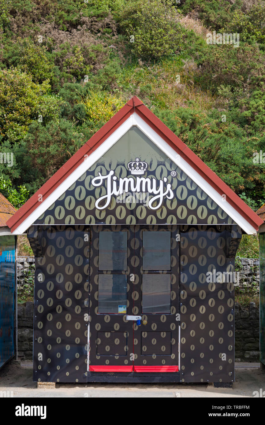 Strandhütten erhalten ein neues Aussehen – Jimmy's, Jimmy's Iced Coffee Strandhütte in Bournemouth, Dorset, Großbritannien, im Juni Stockfoto