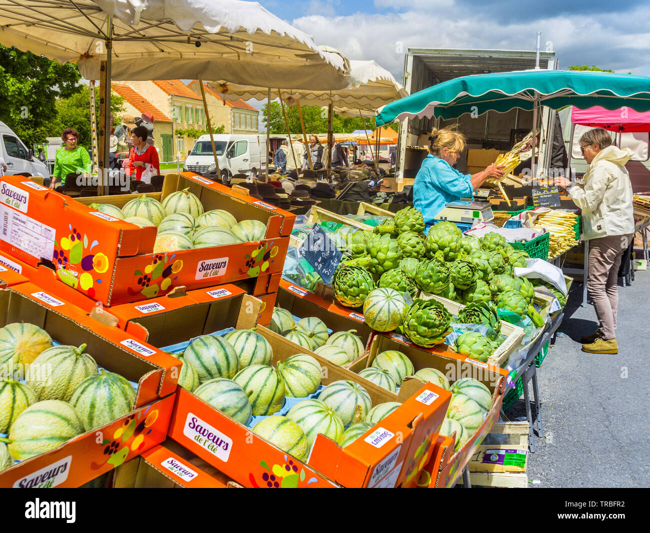 Artischocken und Melonen für Verkauf am Markttag in Les Hérolles, Vienne, Frankreich. Stockfoto