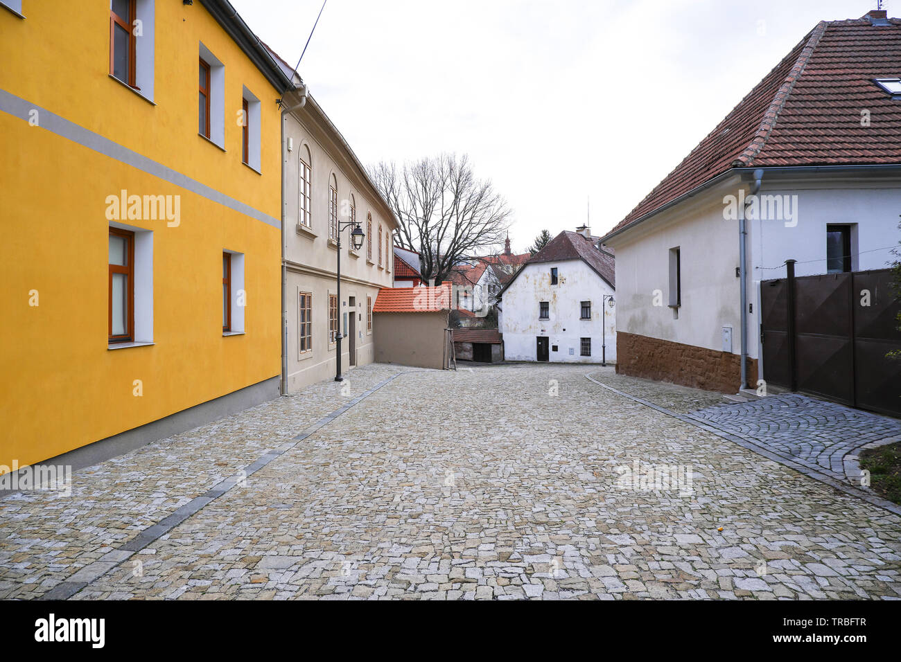 Brandys nad Labem, Tschechien, 31.12.2018, ehemalige jüdische Schule, gepflasterte Strasse in der jüdischen Gemeinschaft Stockfoto