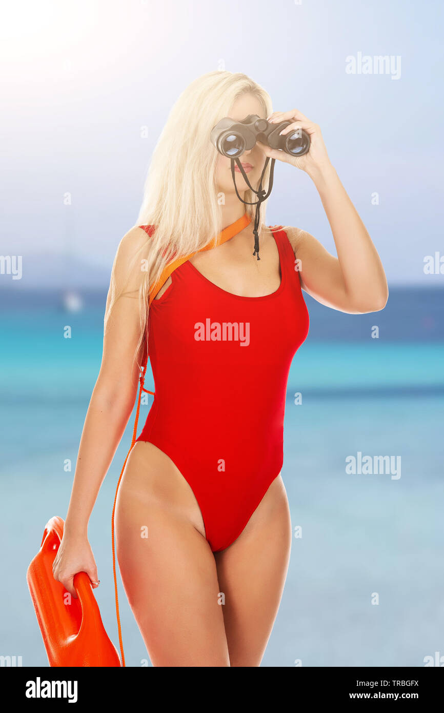 Hübsche junge Blondine Rettungsschwimmer in Rot Sexy Badeanzug mit Rettungsschwimmer retten kann schwimmende Boje tubeon der weiße Hintergrund Konzept Frau in diesem Stockfoto