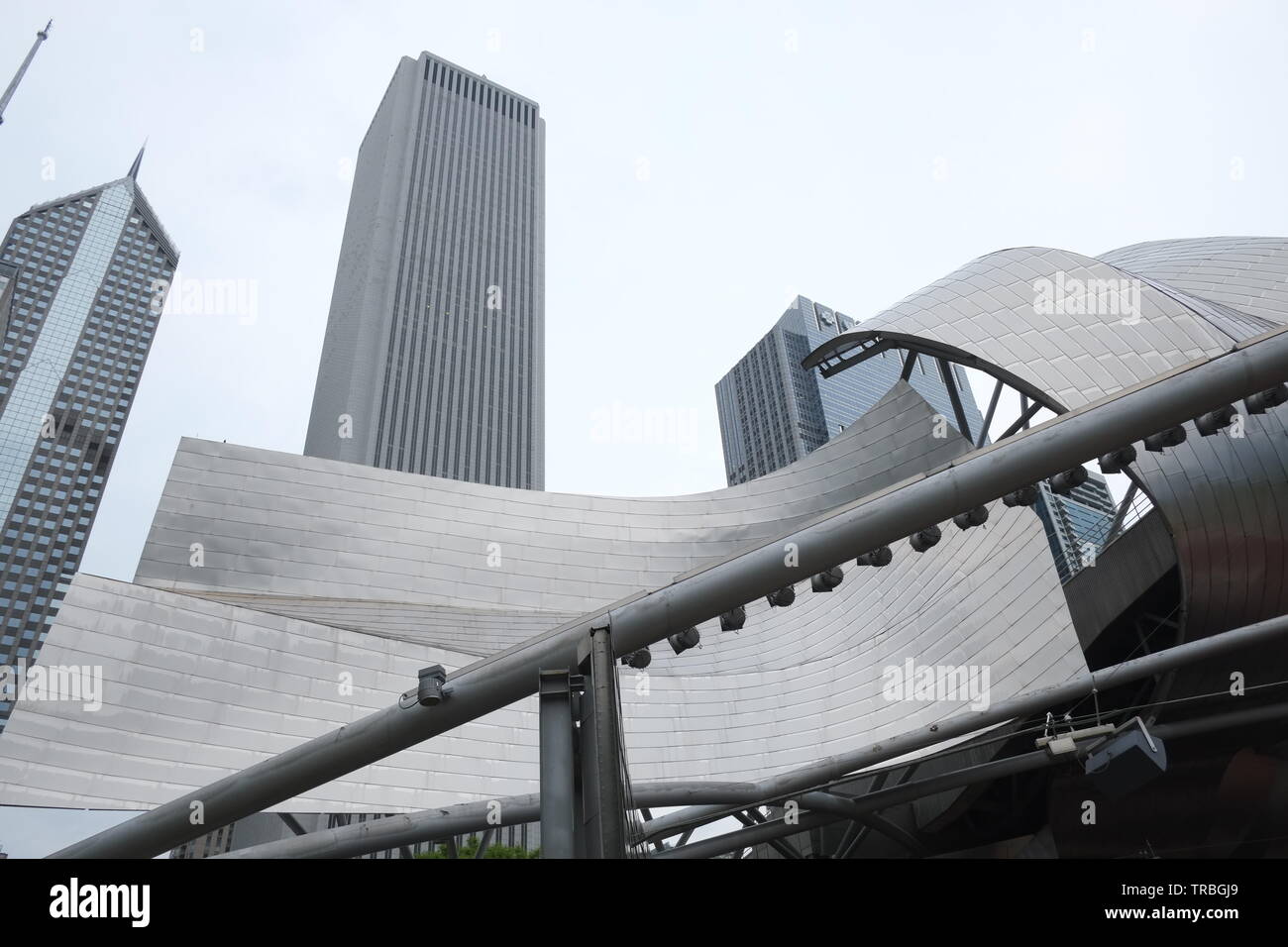 Von Chicago, Millennium Park mit Jay Pritzker Pavilion, einer Konzertmuschel, entworfen von Frank Gehry. Der Pavillon hat 4.000 Plätze. Stockfoto