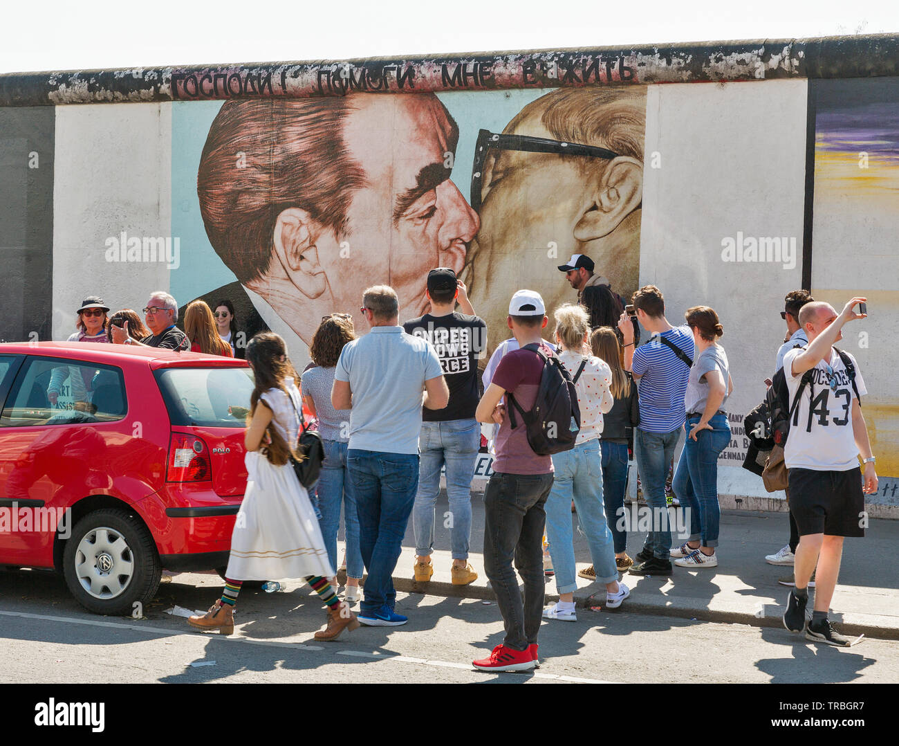 BERLIN, DEUTSCHLAND - 19 April, 2019: die Menschen besuchen East Side Gallery mit berühmten Graffiti malen brüderlichen Honecker und Breschnew Küssen. Street Art Graffiti Stockfoto