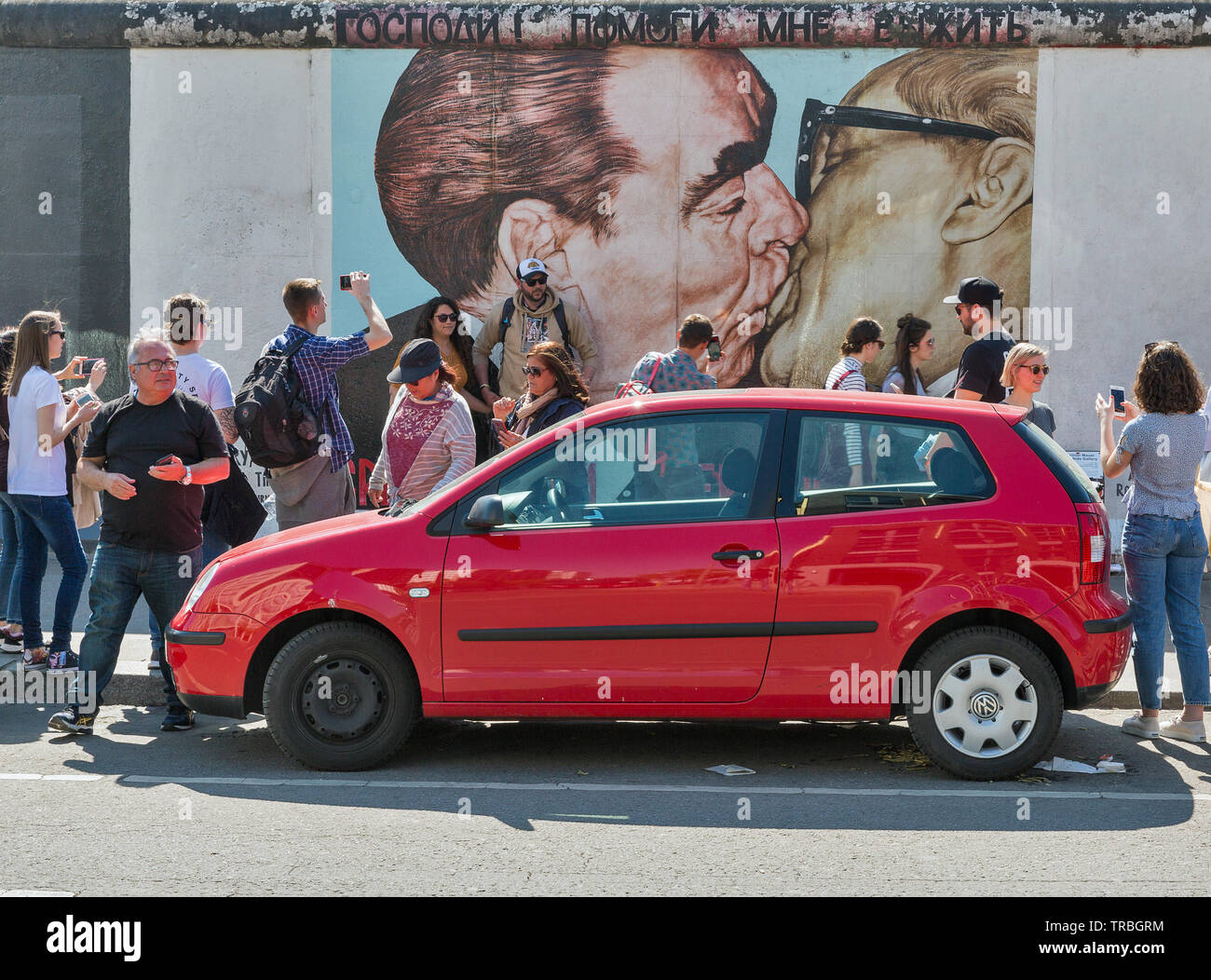 BERLIN, DEUTSCHLAND - 19 April, 2019: die Menschen besuchen East Side Gallery mit berühmten Graffiti malen brüderlichen Honecker und Breschnew Küssen. Street Art Graffiti Stockfoto