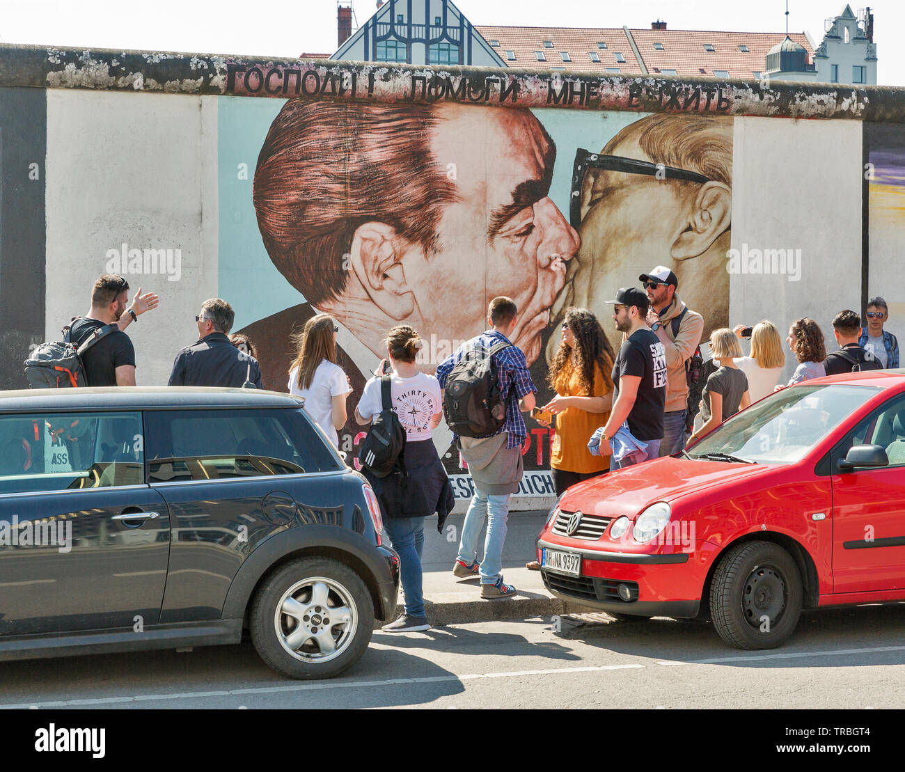 BERLIN, DEUTSCHLAND - 19 April, 2019: die Menschen besuchen East Side Gallery mit berühmten Graffiti malen brüderlichen Honecker und Breschnew Küssen. Street Art Graffiti Stockfoto