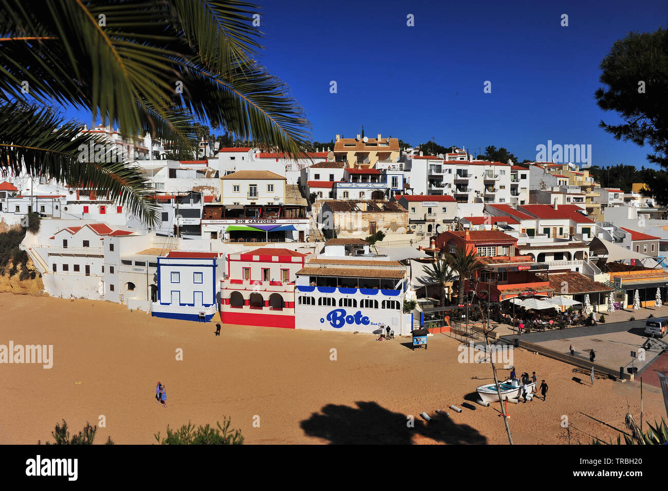 CARVOEIRO, PORTUGAL - 3. März: Weiße Häuser am Strand von Carvoeiro, Portugal am 3. März 2019. Stockfoto
