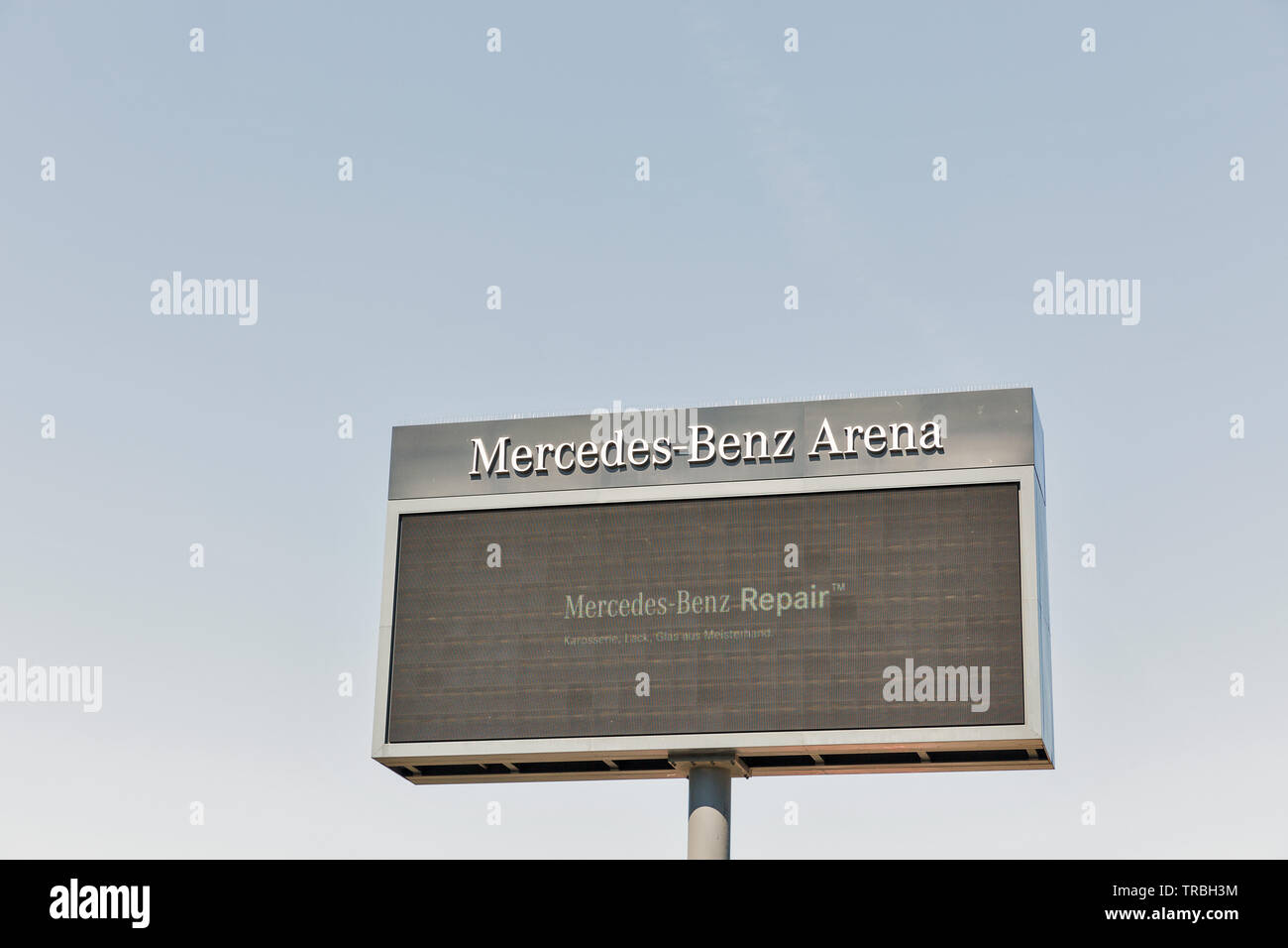 Berlin Deutschland 18 April 2019 Mercedes Benz Arena Werbung Elektronische Karte Gegen Den Klaren Blauen Himmel Es Ist Eine Multifunktionale Veranstaltungshalle In Der Stockfotografie Alamy