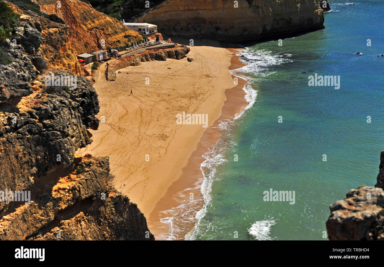 Blick von oben auf die Sand Strand in Carvoeiro, Portugal Stockfoto