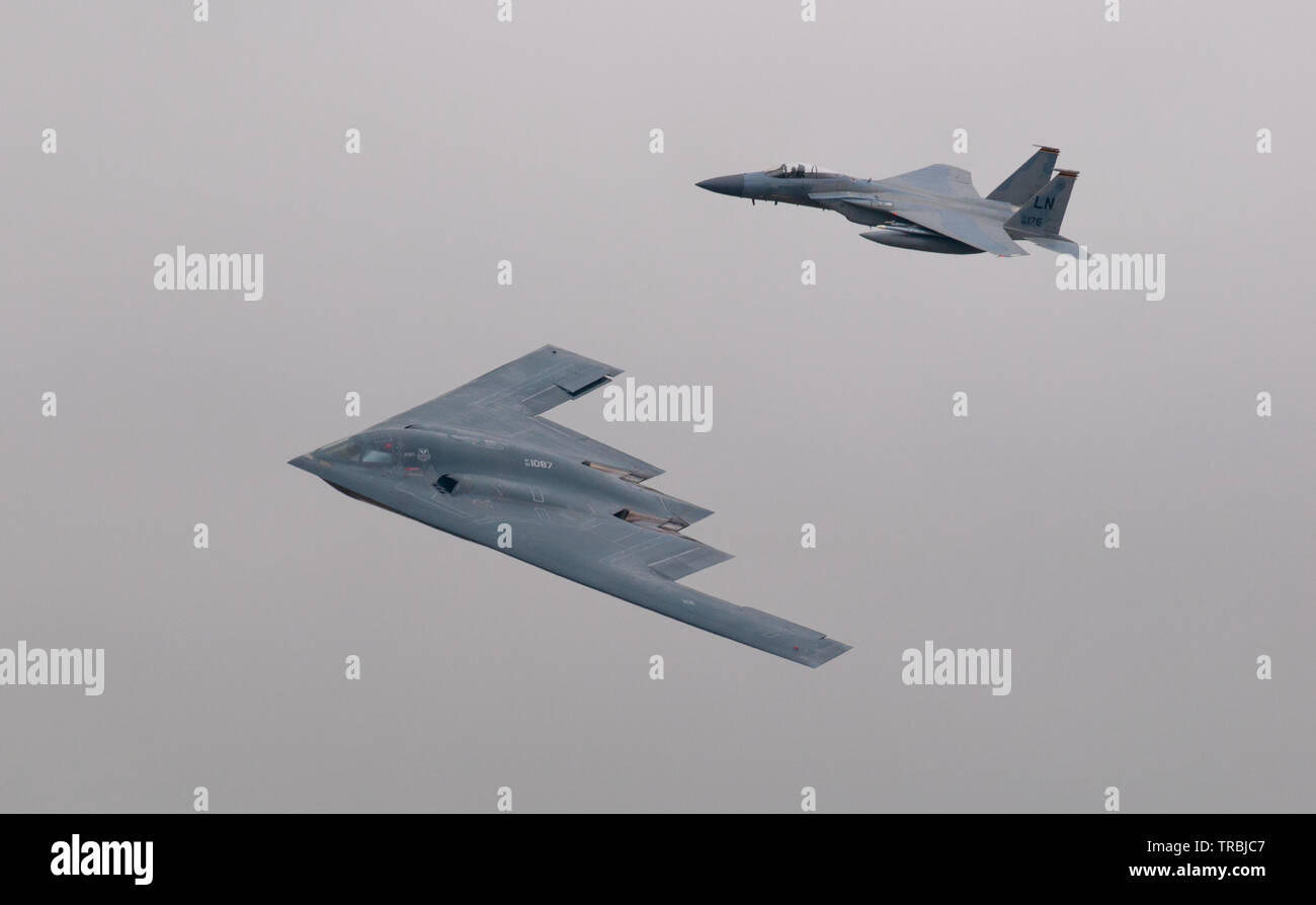 USAF Northrop Grumman B-2 Spirit Stealth Bomber und F-15 Eagle Stockfoto USAF Northrop Grumman B-2 Spirit Stealth Bomber und F-15 Eagle Stockfoto