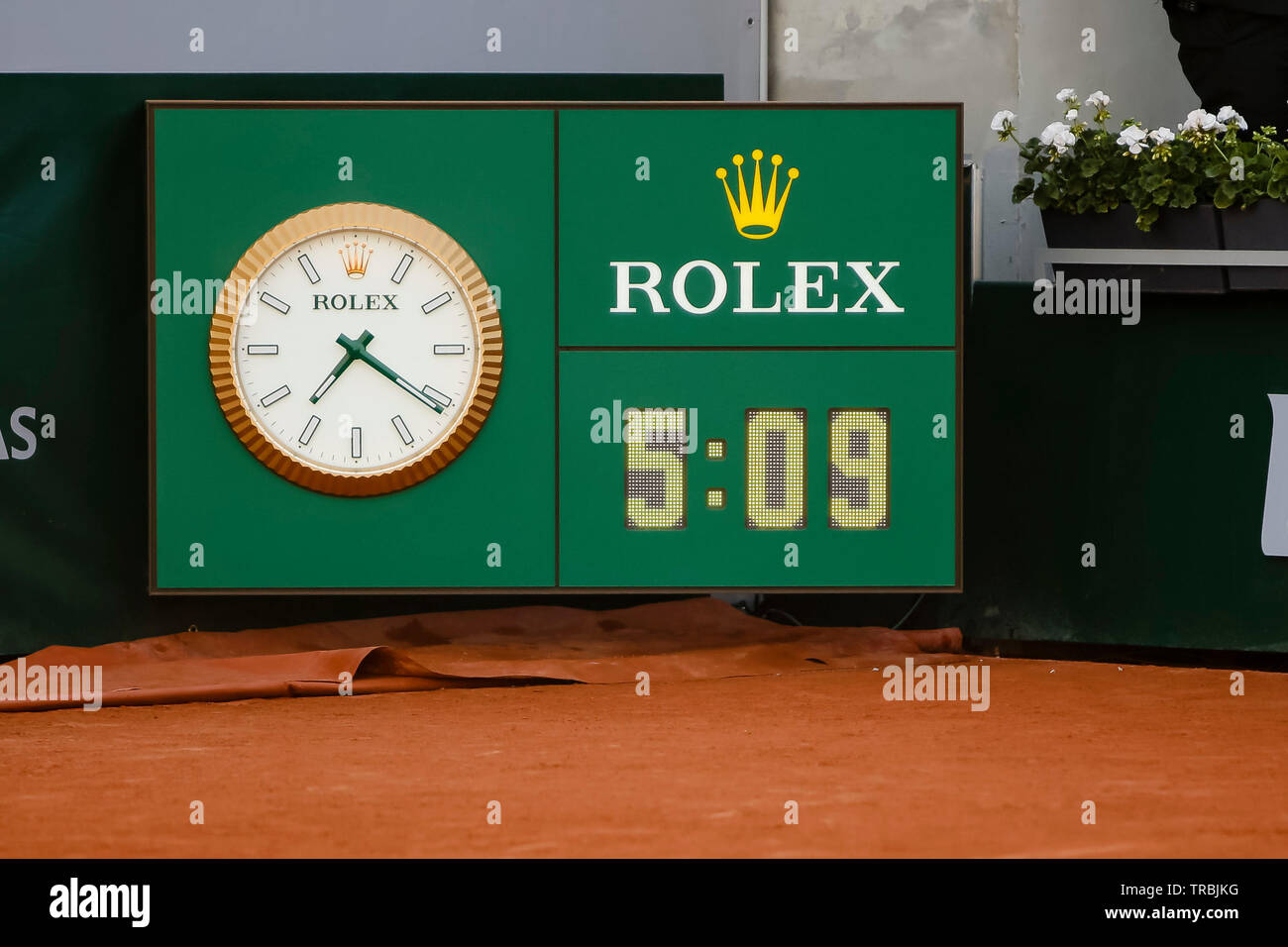 Paris, Frankreich. 2. Juni 2019. Eine Rolex Uhr steht auf dem Hof während  der 4 rd Match zwischen Stefanos Tsitsipas aus Griechenland und Stan  Wawrinka aus der Schweiz bei den French Open