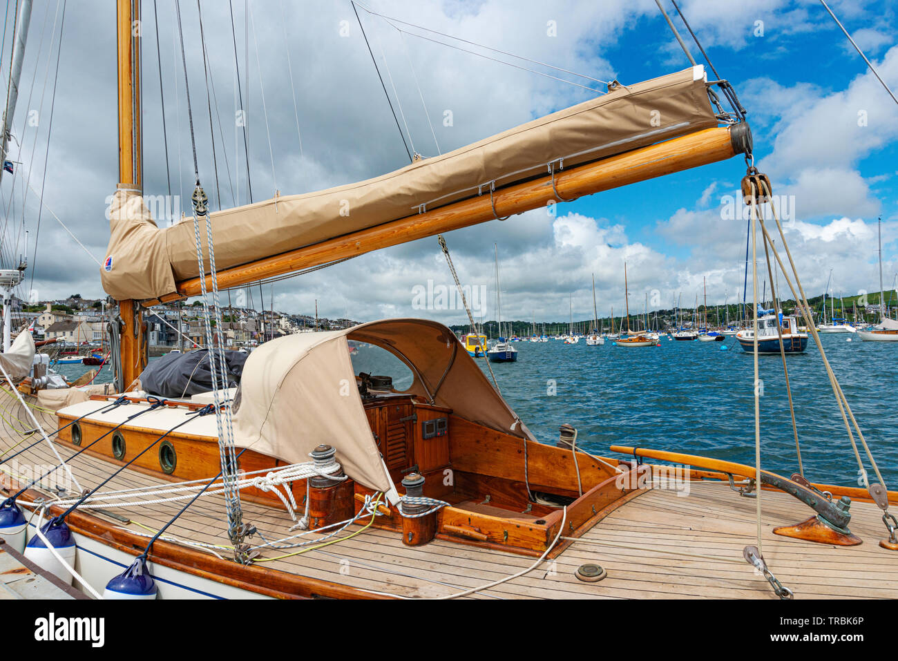 Blick auf den Fluss Fal in Cornwall durch eine klassische Segelyacht. Stockfoto