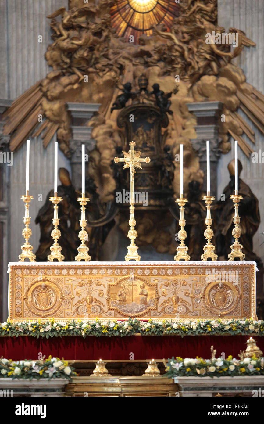 Die päpstliche Altar. Innenraum von St. Peter Basilika. Rom. Italie. Stockfoto