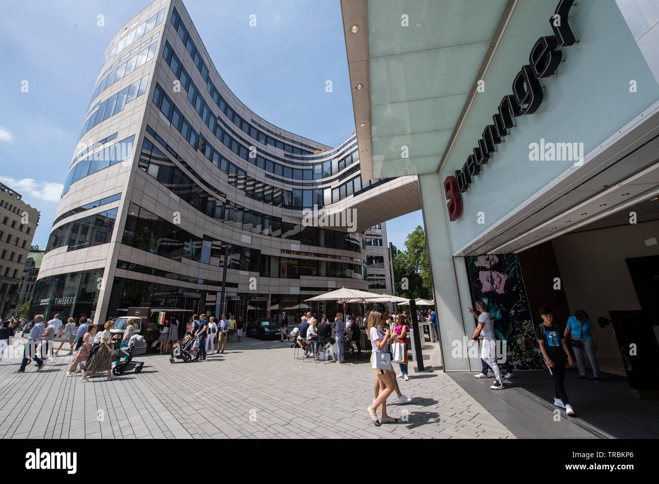 Düsseldorf, Deutschland. Königsalle und Einkaufszentrum Köbogen. Stockfoto