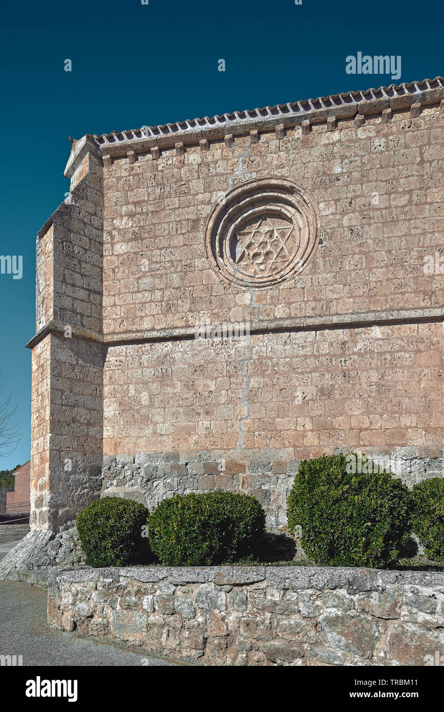 Stein Rosette mit dem Davidstern an der Fassade der Kirche San Mames, Encinas de Esgueva, Valladolid, Spanien Stockfoto