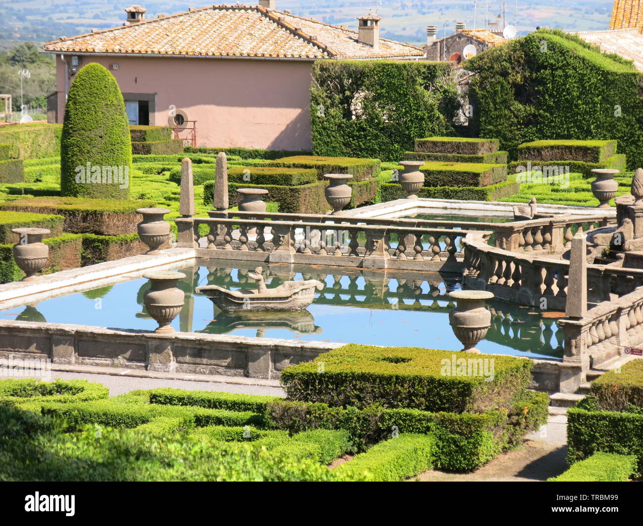 Blick auf die untere Terrasse oder quadrato am schönen Manieristische Garten der Villa Lante mit Pools, Skulptur, Hecken und Brunnen Stockfoto