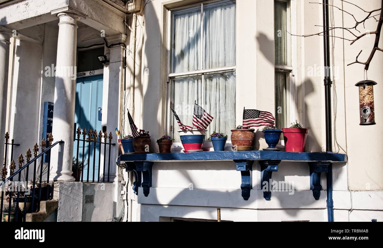 London, Großbritannien: amerikanische Flaggen auf der Fensterbank einer Wohnung in der Nähe des Hyde Park. Stockfoto