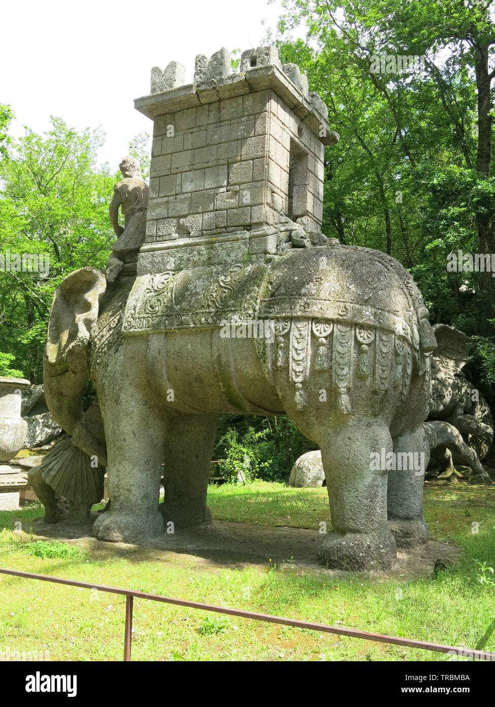 Ein riesiger Elefant ist eine der Skulpturen aus Stein in der Villa von Wundern, oder Sacro Bosco heilige Wald in Mittelitalien Stockfoto