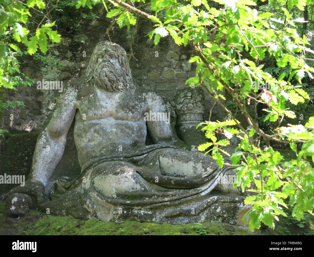 Steinerne Statue eines riesigen Tier aus Mythologie in den Woodland