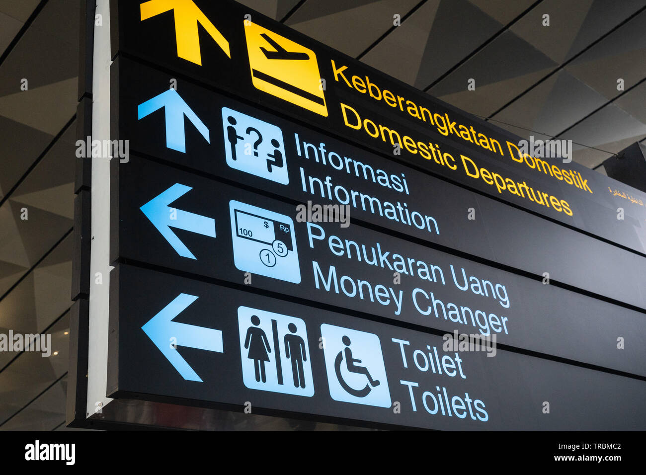 Informationen Anmelden Englisch und Indonesisch sprachen Terminal 3 Gebäude von Soekarno - Hatta International Airport in Neu in Jakarta bauen Stockfoto