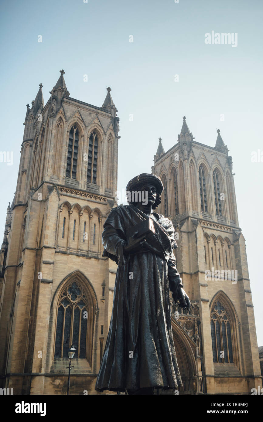 Statue von Rajah Rammohun Roy vor der Kathedrale von Bristol, Gloucestershire, England, UK. Stockfoto