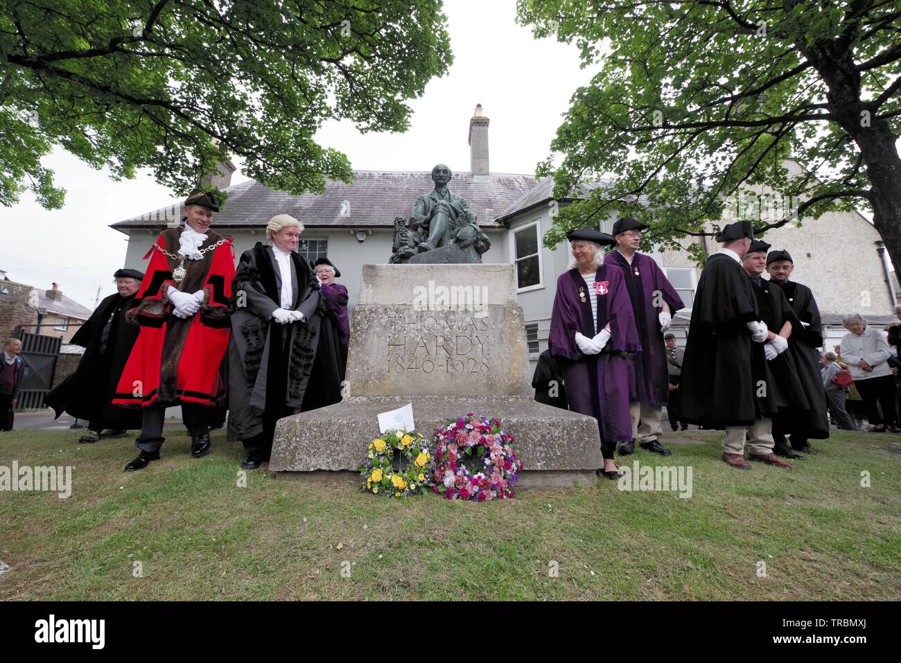 Ein viktorianisches Messe war in Dorchester, Dorset am 2. Juni 2019 in der Feier von dem, was Thomas Hardy 139. Geburtstag gewesen wäre, und 90 Jahre seit seinem Tod statt. Eine Stadt der Prozession und der Kranzniederlegung bei Thomas Hardy Statue Statt. Die purbeck Dorf Chor sang bei der Shire Hall, Maibaum tanzen und ein Kasperletheater war Teil dieser Jahre Unterhaltung. Stockfoto