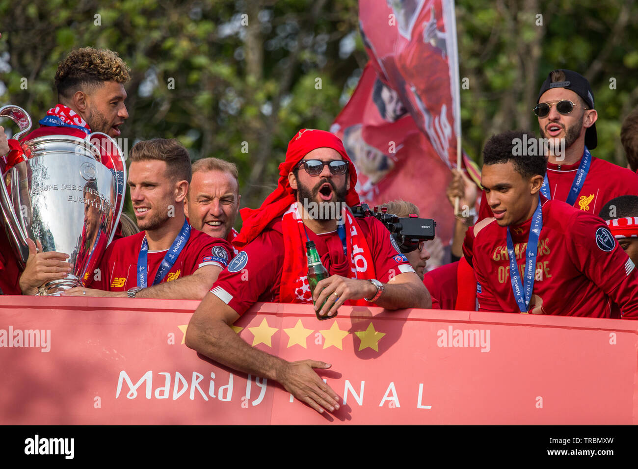 Die Spieler und die Verwaltung von Liverpool Football Club gesehen auf einem offenen Bus paradieren die Champions-League-Trophäe durch die Straßen von Liverpool auf Stockfoto