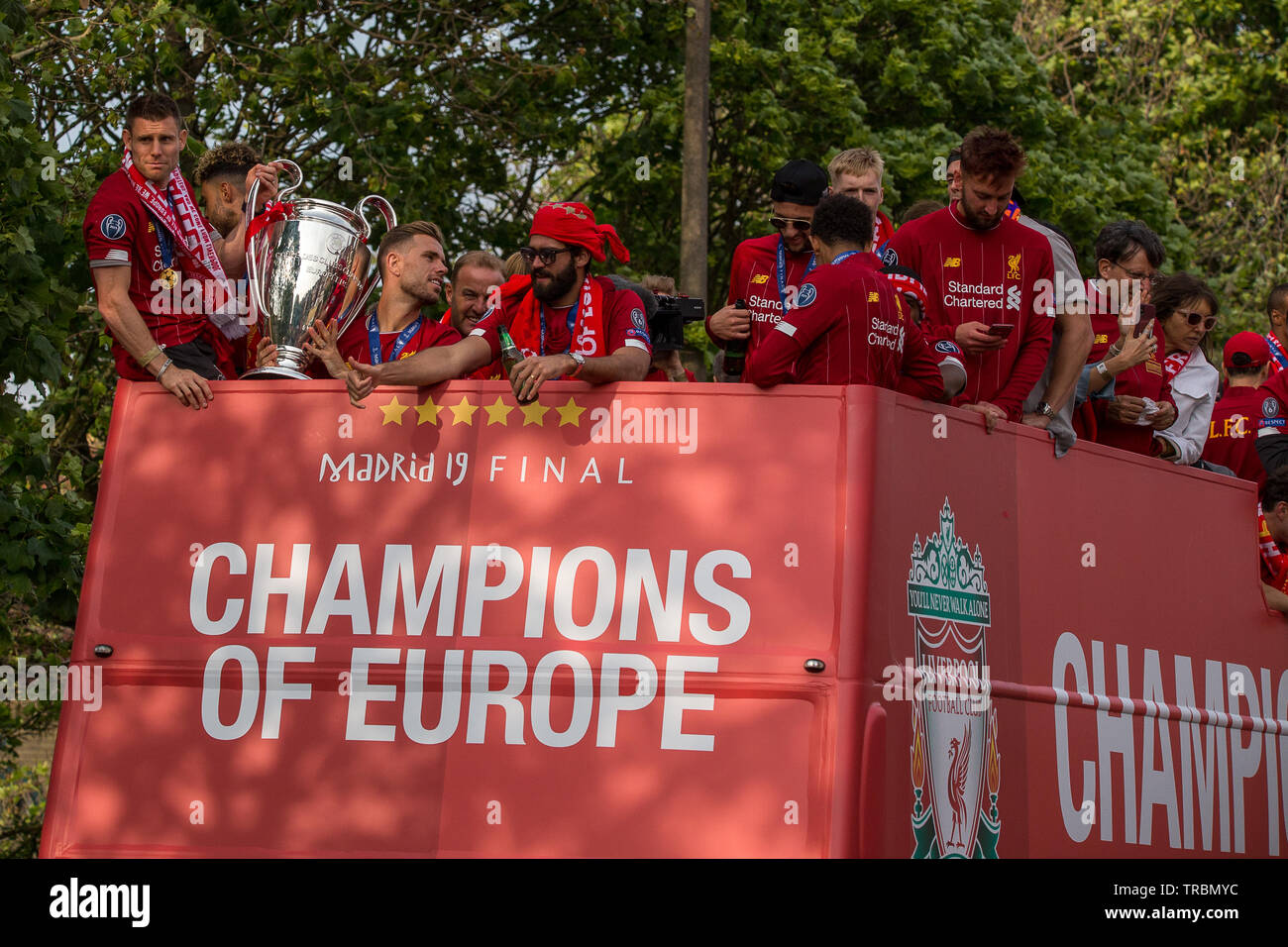 Die Spieler und die Verwaltung von Liverpool Football Club gesehen auf einem offenen Bus paradieren die Champions-League-Trophäe durch die Straßen von Liverpool auf Stockfoto