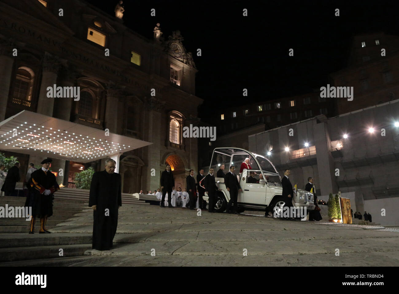 Départure der Papst Benedikt XVI. in seinem päpstlichen Auto. Petersplatz im Vatikan. Europäische Treffen von Taizé Gemeinschaft. Stockfoto