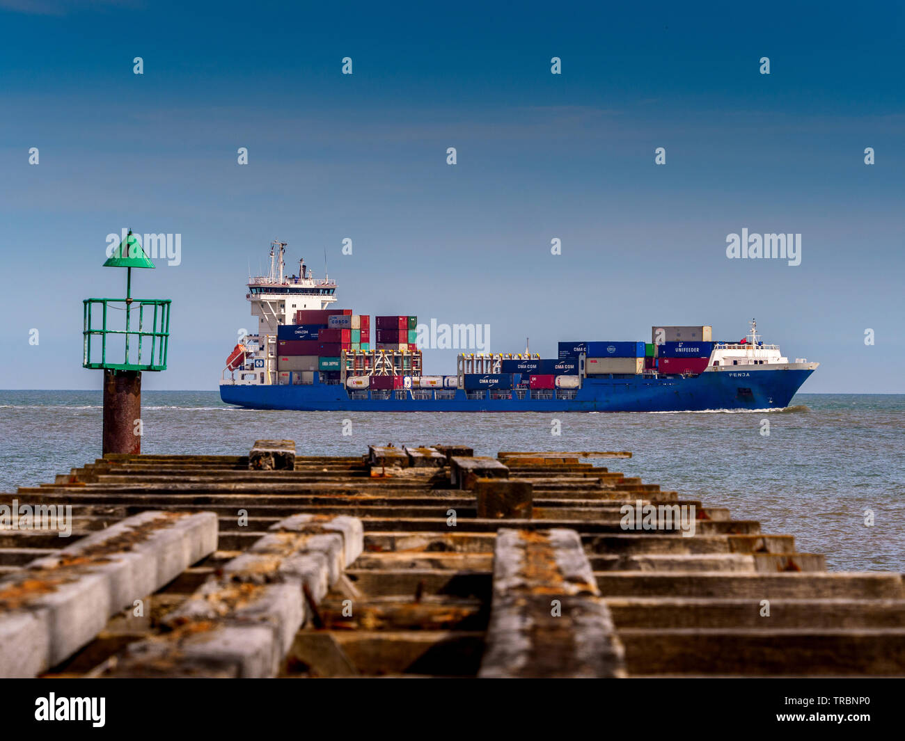 Container Feeder Schiff Fenja in Felixstowe Containerhafen. Futterbehälter Fenja Felixstowe. Stockfoto