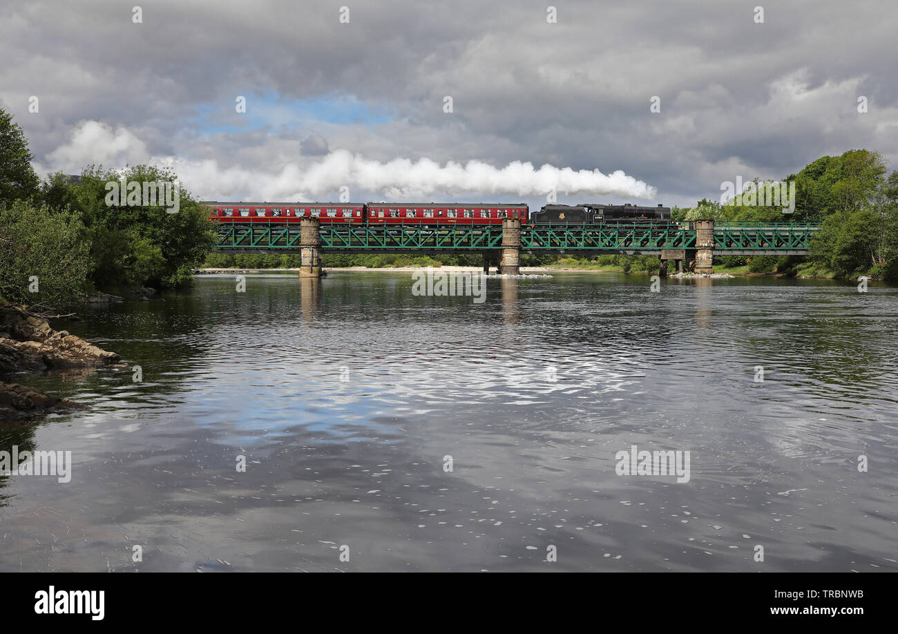 45407 Köpfe über die lochy Brücke mit dem Fort William nach Mallaig Jacobite Service. Stockfoto